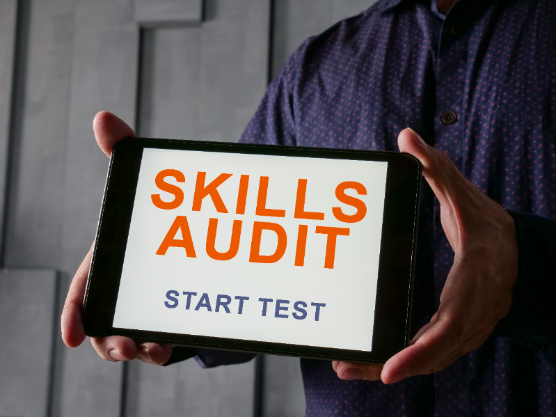 Personne réfléchissant à son projet professionnel